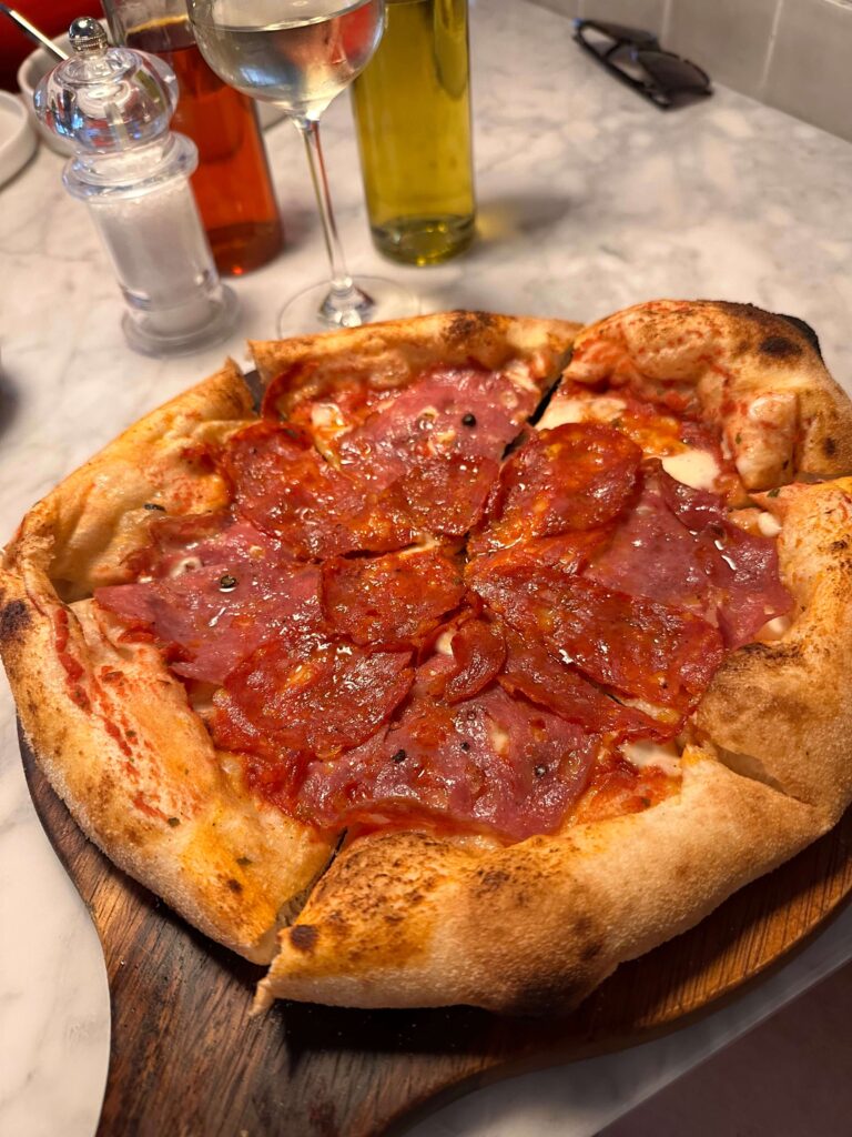 Pepperoni-pizza at "Gatto Matto"-restaurant.